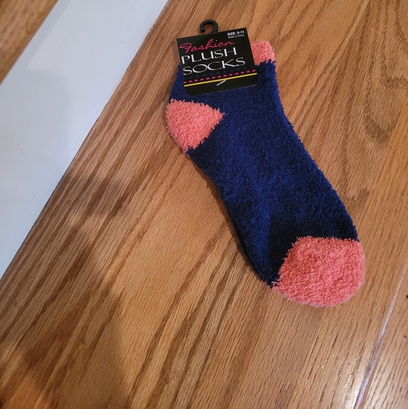 NEW 3 Pairs Fashion Plush Socks Size 9- 11 - Picture 6 of 6